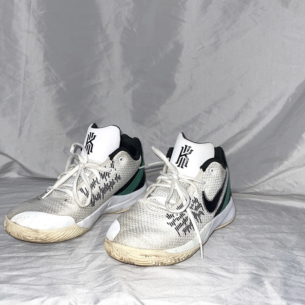 Youth Size 6 Nike Kyrie Flytrap II